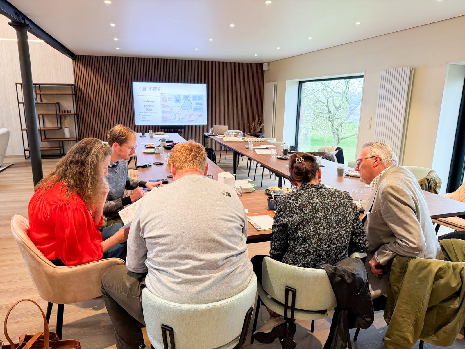 Ontbijt-Vergadering-Team-verdelen-in-kleinere-groepjes.jpg